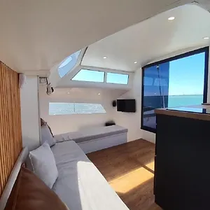  Botel Barco Casa Catamara Sleepandboat